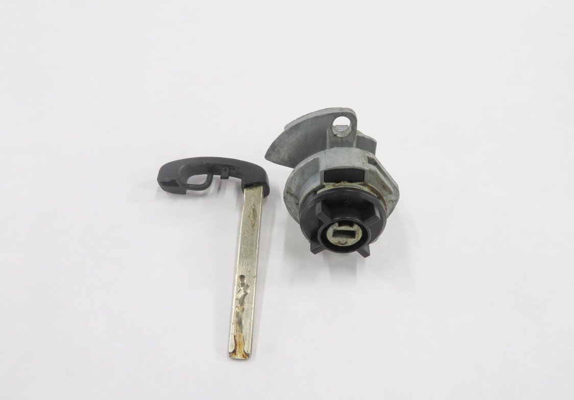 Thumbnail 2: 2011 BMW 535iGT (F07) LEFT FRONT DRIVER DOOR HANDLE LOCK CYLINDER w/ KEY