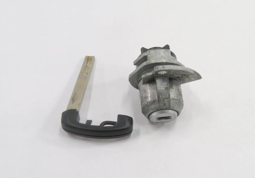 Thumbnail 5: 2011 BMW 535iGT (F07) LEFT FRONT DRIVER DOOR HANDLE LOCK CYLINDER w/ KEY