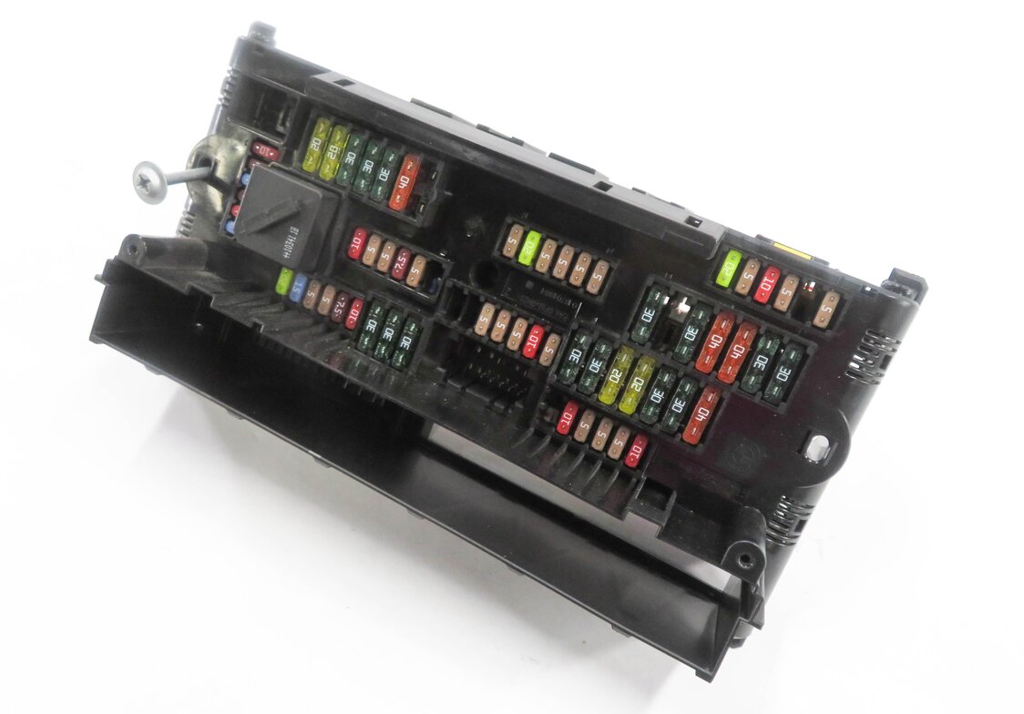2011 BMW 535iGT (F07) FRONT POWER DISTRIBUTION RELAY FUSE BOX