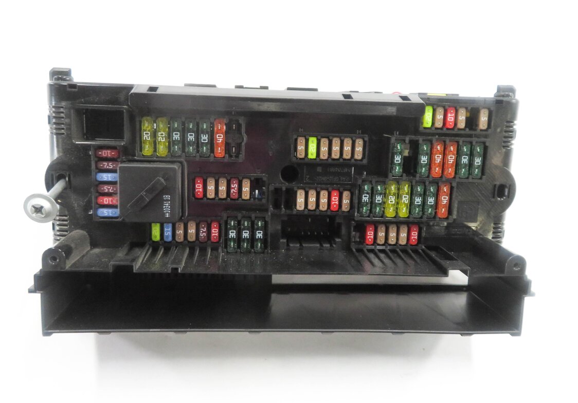 Thumbnail 2: 2011 BMW 535iGT (F07) FRONT POWER DISTRIBUTION RELAY FUSE BOX