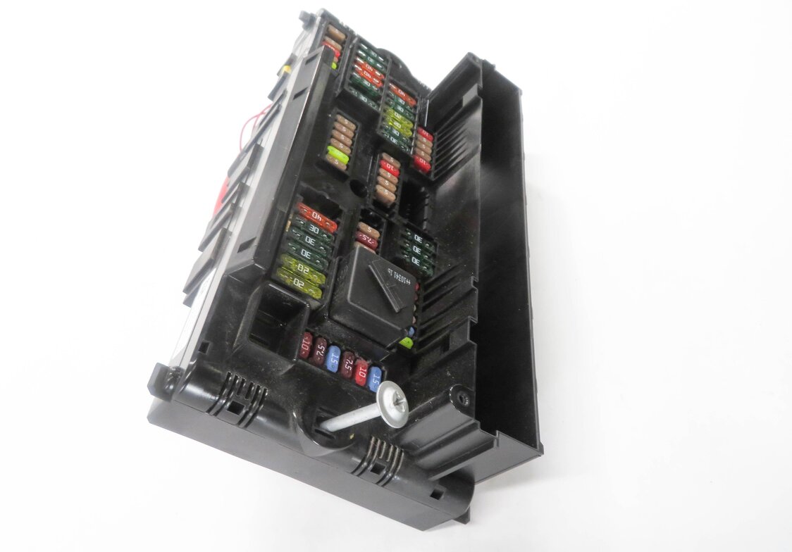 Thumbnail 3: 2011 BMW 535iGT (F07) FRONT POWER DISTRIBUTION RELAY FUSE BOX