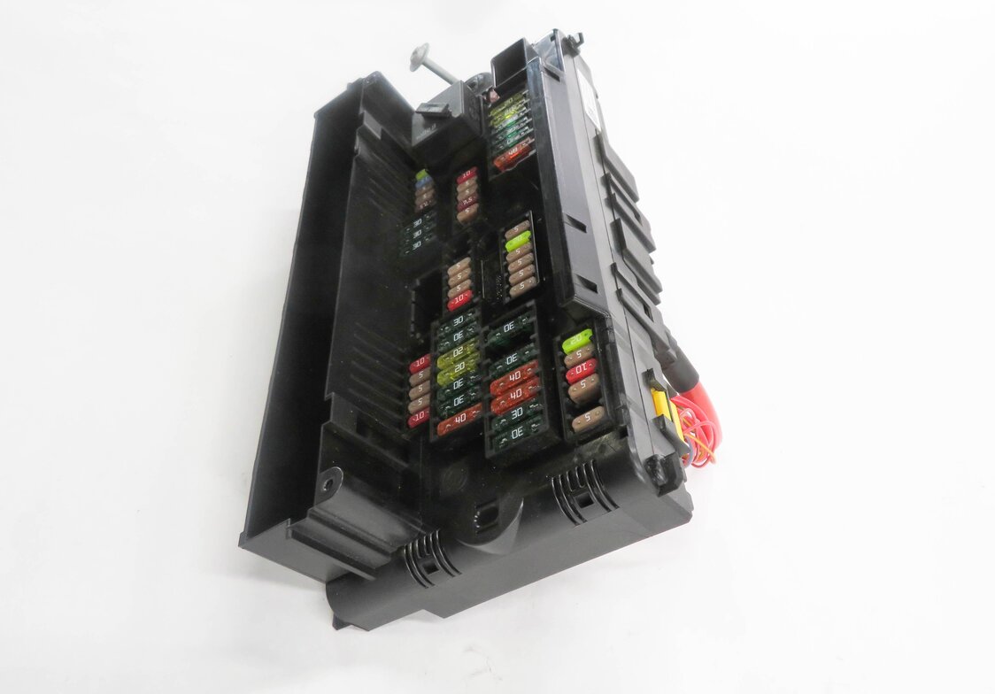 Thumbnail 4: 2011 BMW 535iGT (F07) FRONT POWER DISTRIBUTION RELAY FUSE BOX