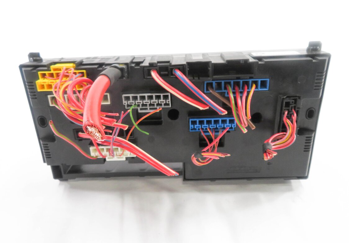Thumbnail 5: 2011 BMW 535iGT (F07) FRONT POWER DISTRIBUTION RELAY FUSE BOX