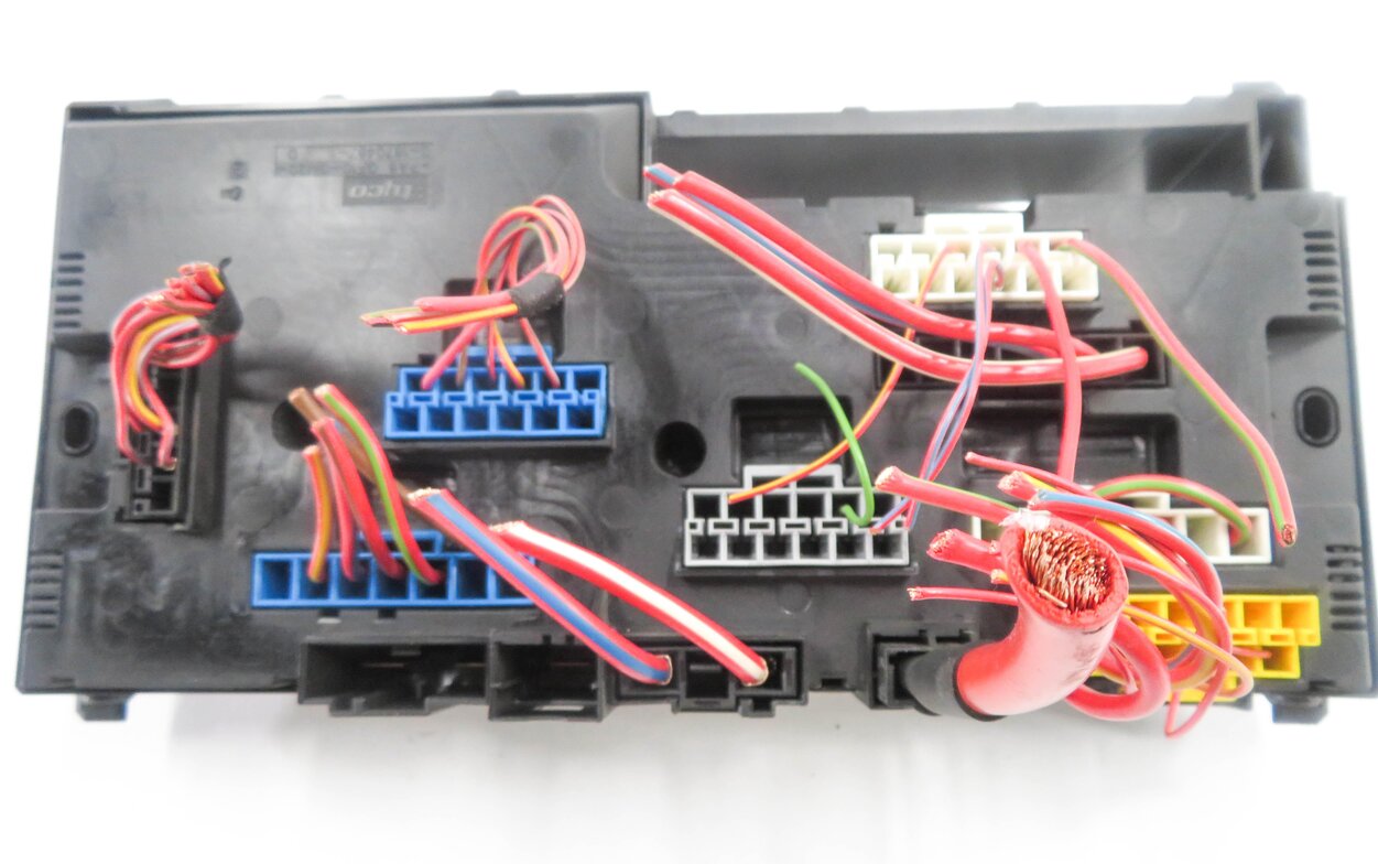 Thumbnail 6: 2011 BMW 535iGT (F07) FRONT POWER DISTRIBUTION RELAY FUSE BOX