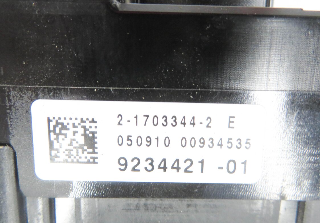 Thumbnail 7: 2011 BMW 535iGT (F07) FRONT POWER DISTRIBUTION RELAY FUSE BOX