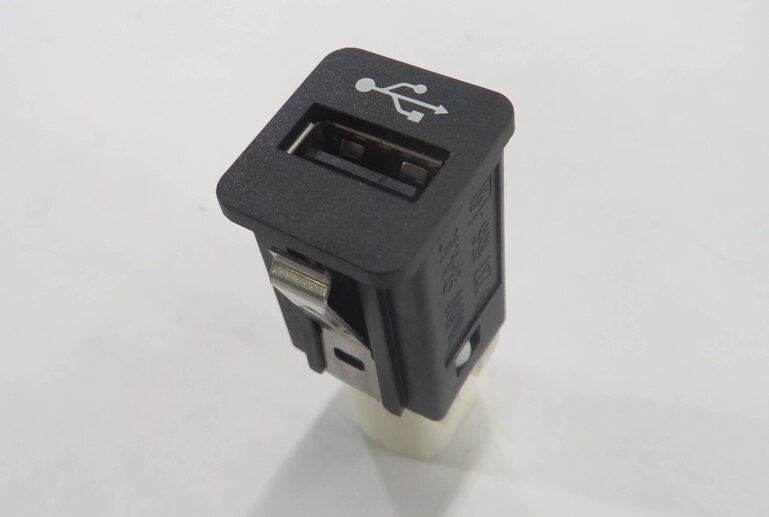 2011 BMW 535i (F10) USB CHARGING PORT