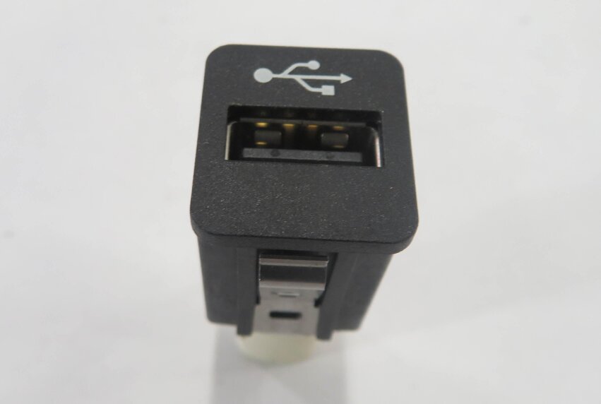 Thumbnail 2: 2011 BMW 535i (F10) USB CHARGING PORT