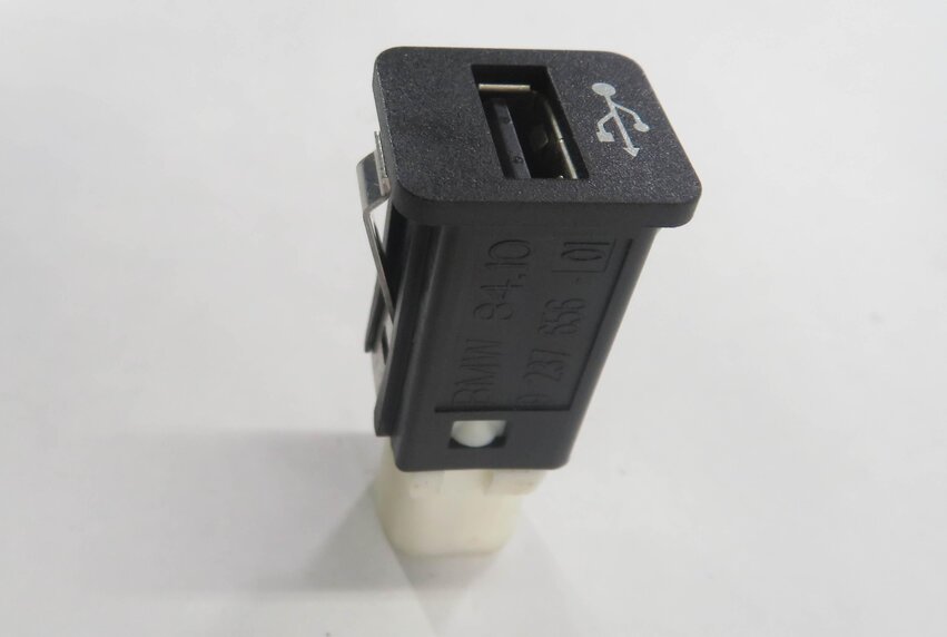 Thumbnail 3: 2011 BMW 535i (F10) USB CHARGING PORT