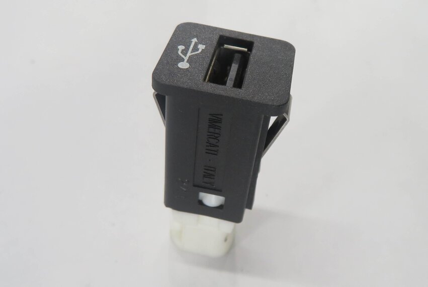 Thumbnail 4: 2011 BMW 535i (F10) USB CHARGING PORT