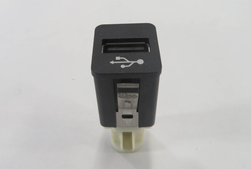 Thumbnail 5: 2011 BMW 535i (F10) USB CHARGING PORT