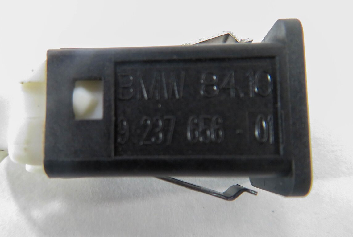 Thumbnail 7: 2011 BMW 535i (F10) USB CHARGING PORT