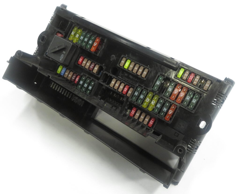 2011 BMW 535i (F10) FRONT POWER DISTRIBUTON FUSE BOX