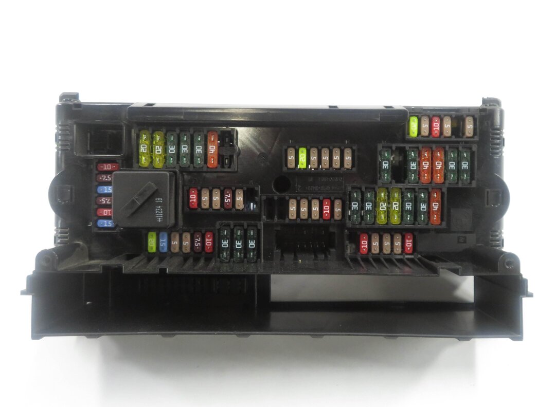 Thumbnail 2: 2011 BMW 535i (F10) FRONT POWER DISTRIBUTON FUSE BOX