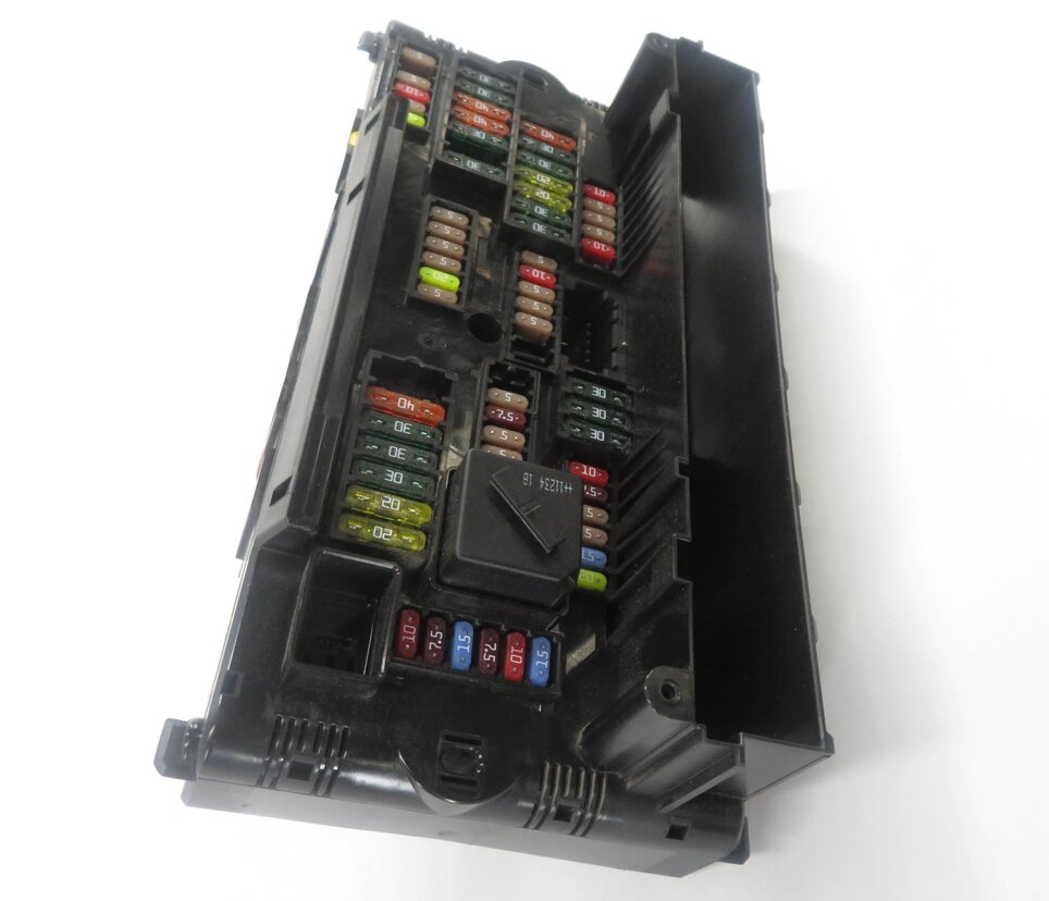 Thumbnail 3: 2011 BMW 535i (F10) FRONT POWER DISTRIBUTON FUSE BOX