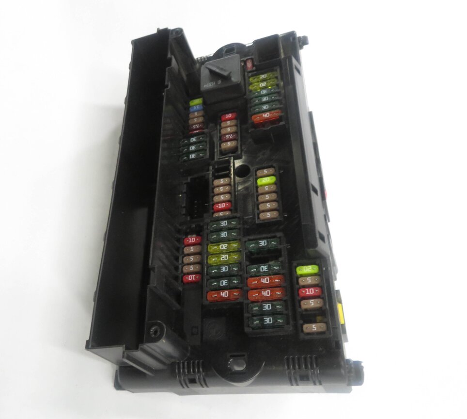 Thumbnail 4: 2011 BMW 535i (F10) FRONT POWER DISTRIBUTON FUSE BOX