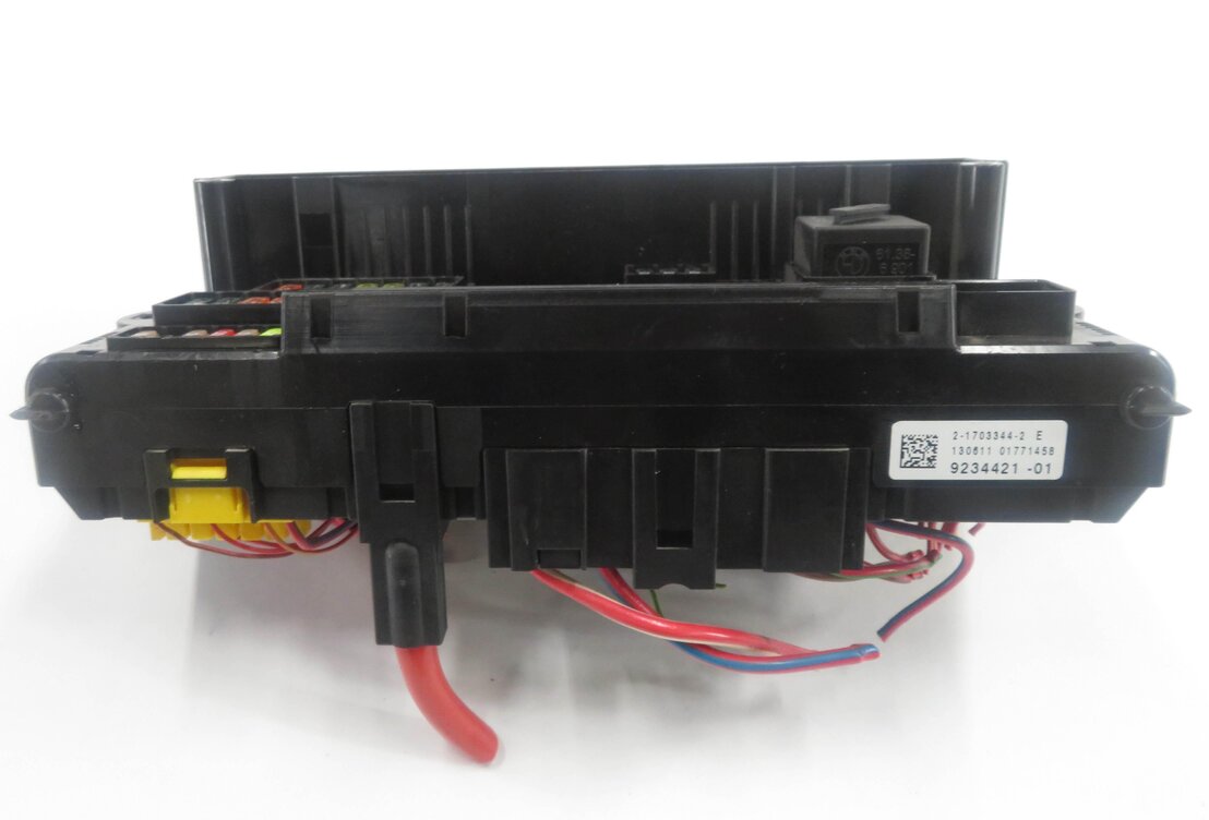Thumbnail 5: 2011 BMW 535i (F10) FRONT POWER DISTRIBUTON FUSE BOX