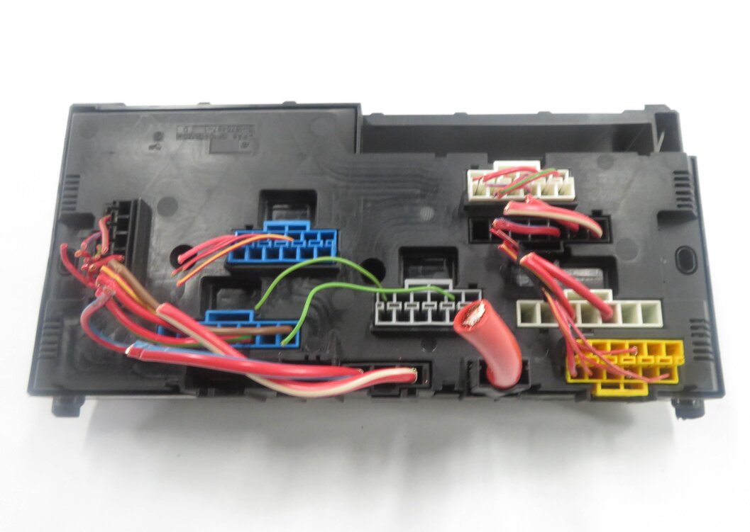 Thumbnail 6: 2011 BMW 535i (F10) FRONT POWER DISTRIBUTON FUSE BOX