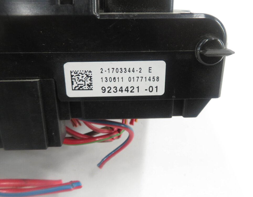 Thumbnail 7: 2011 BMW 535i (F10) FRONT POWER DISTRIBUTON FUSE BOX