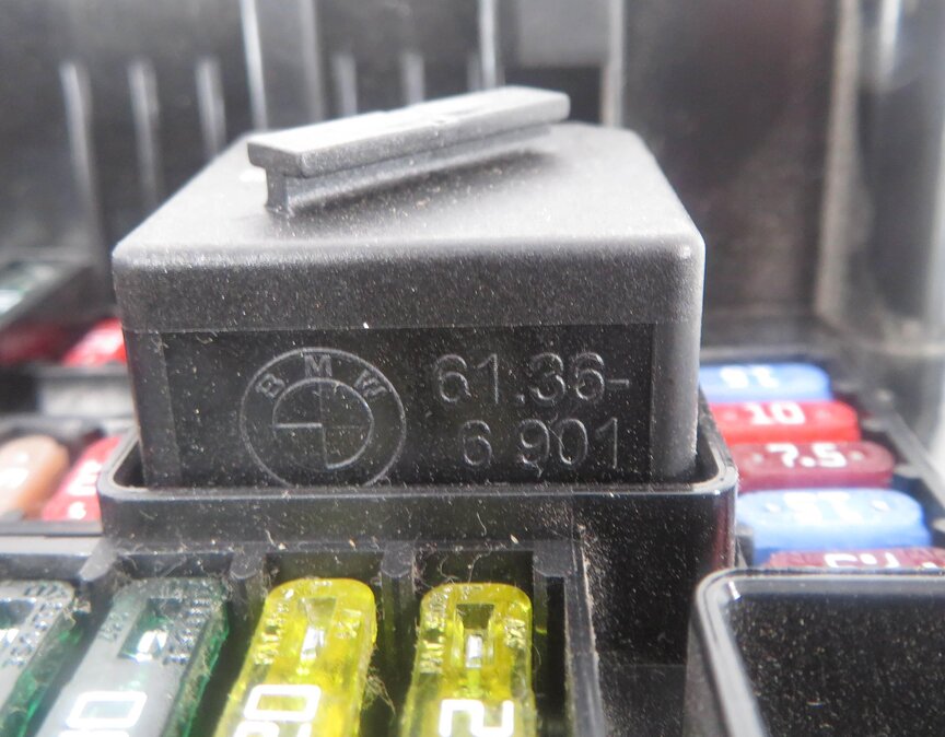 Thumbnail 8: 2011 BMW 535i (F10) FRONT POWER DISTRIBUTON FUSE BOX