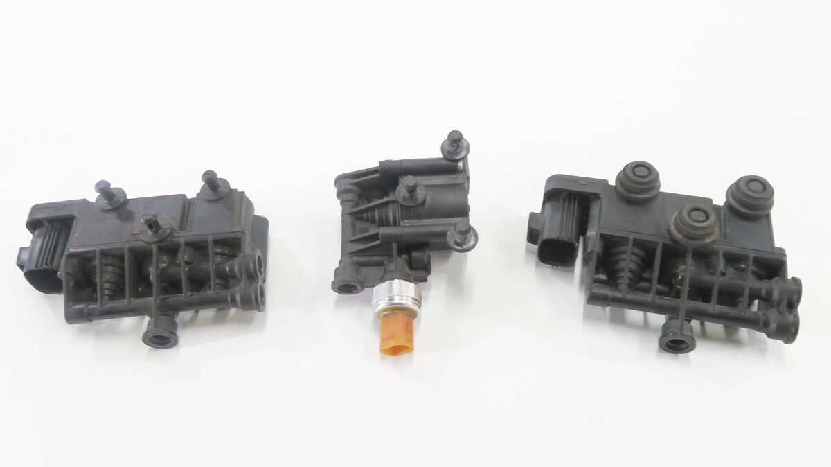 Thumbnail 2: 2010 RANGE ROVER SPORT (L320) AIR SUSPENSION VALVE BLOCK SET-3