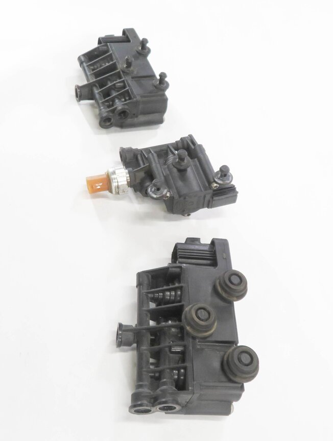 Thumbnail 3: 2010 RANGE ROVER SPORT (L320) AIR SUSPENSION VALVE BLOCK SET-3