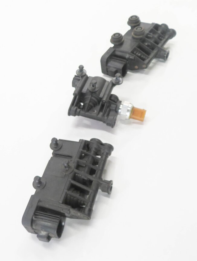 Thumbnail 4: 2010 RANGE ROVER SPORT (L320) AIR SUSPENSION VALVE BLOCK SET-3