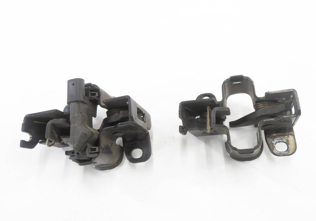 Thumbnail 5: 2008 MERCEDES CLS63 AMG (C219) FRONT LEFT & RIGHT LOWER HOOD LOCK LATCH SET-2