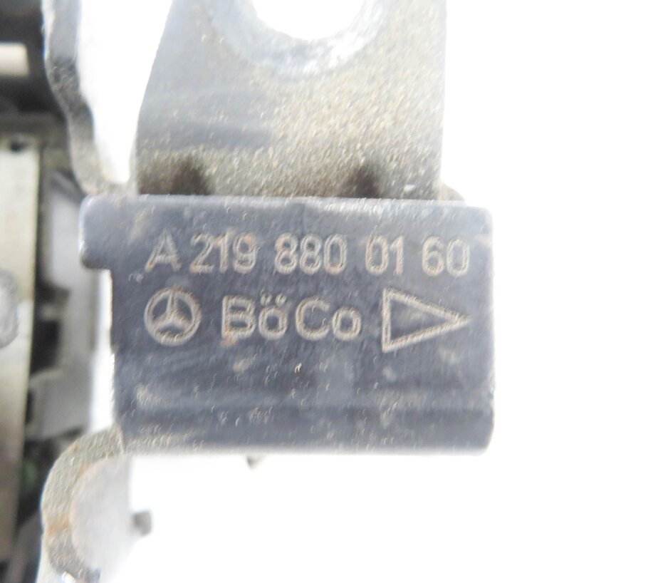Thumbnail 6: 2008 MERCEDES CLS63 AMG (C219) FRONT LEFT & RIGHT LOWER HOOD LOCK LATCH SET-2