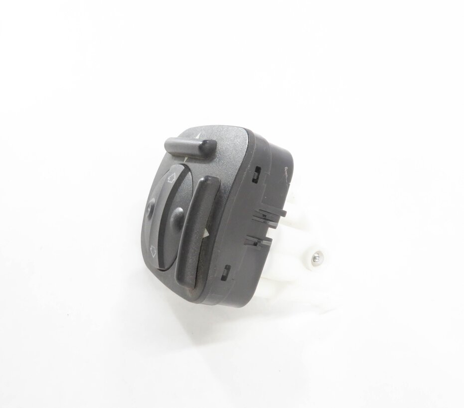 Thumbnail 3: 2008 MERCEDES CLS63 AMG (C219) RIGHT FRONT PASSENGER SEAT LUMBAR SWITCH BUTTON