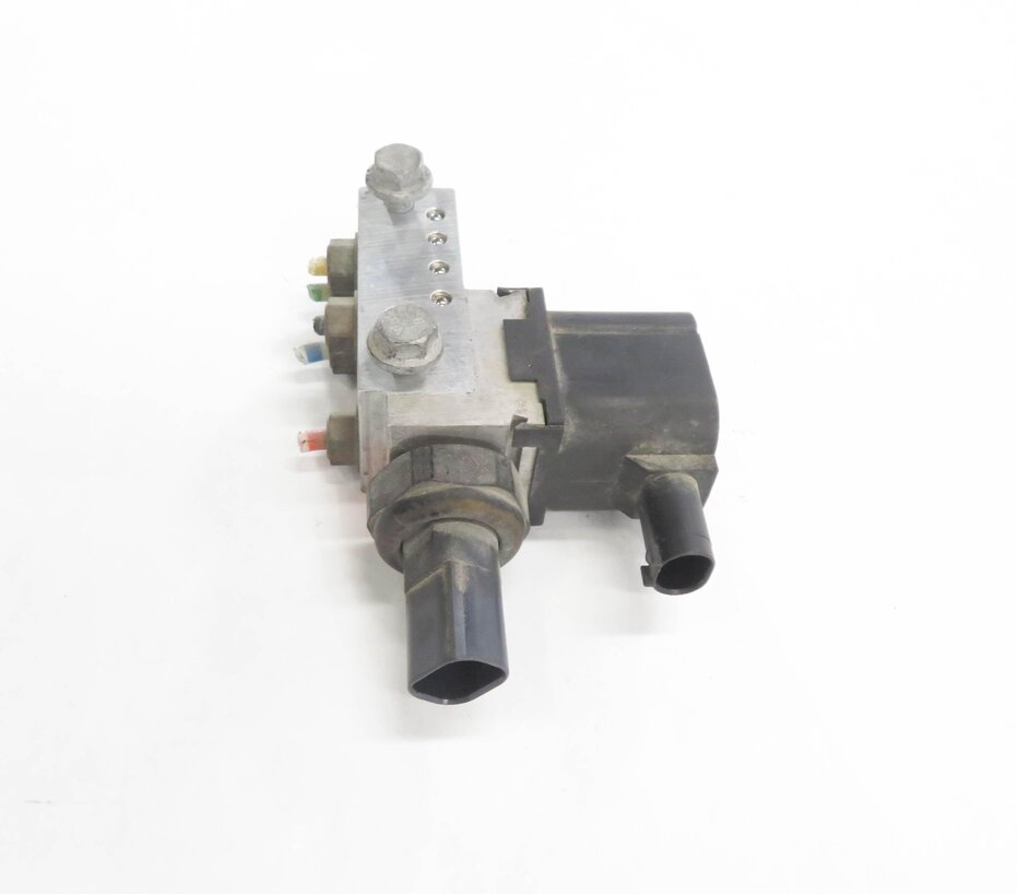 Thumbnail 3: 2008 MERCEDES CLS63 AMG (C219) AIR SUSPENSION VALVE BLOCK