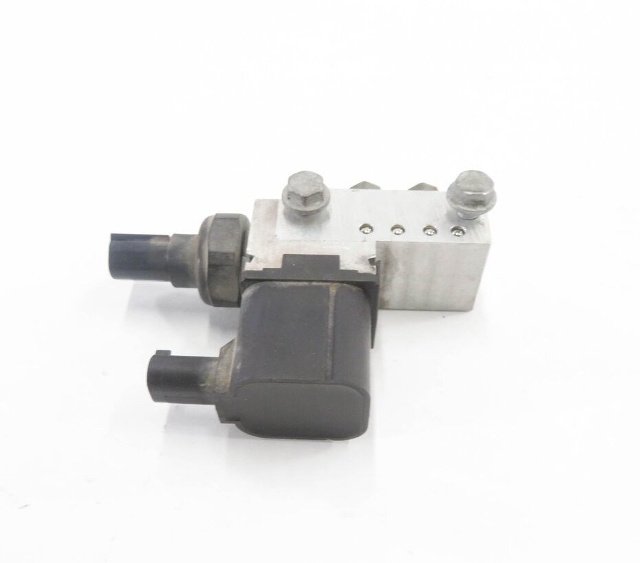 Thumbnail 5: 2008 MERCEDES CLS63 AMG (C219) AIR SUSPENSION VALVE BLOCK