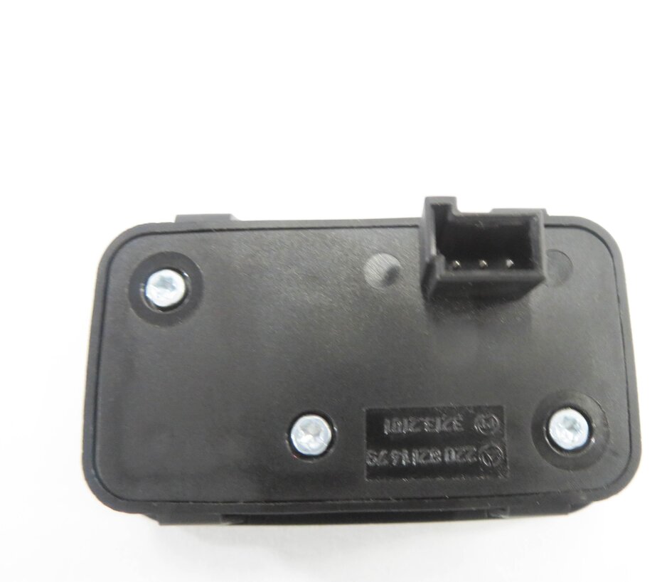Thumbnail 5: 2008 MERCEDES CLS63 AMG (C219) REAR TRUNK MOUNTED TRUNK LOCK CLOSE SWITCH BUTTON