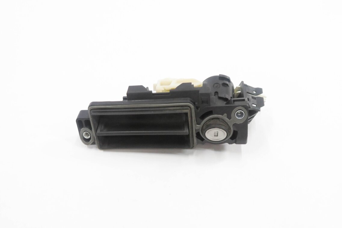 Thumbnail 2: 2008 MERCEDES CLS63 AMG (C219) REAR TRUNK RELEASE HANDLE (DOES NOT INCLUDE KEY)