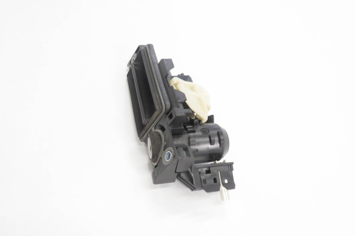 Thumbnail 3: 2008 MERCEDES CLS63 AMG (C219) REAR TRUNK RELEASE HANDLE (DOES NOT INCLUDE KEY)