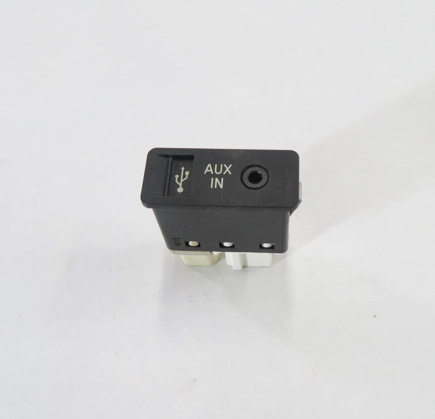 2011 BMW 750i (F01) RADIO STEREO AUX AUXILIARY AUDIO IN INPUT JACK w/ USB