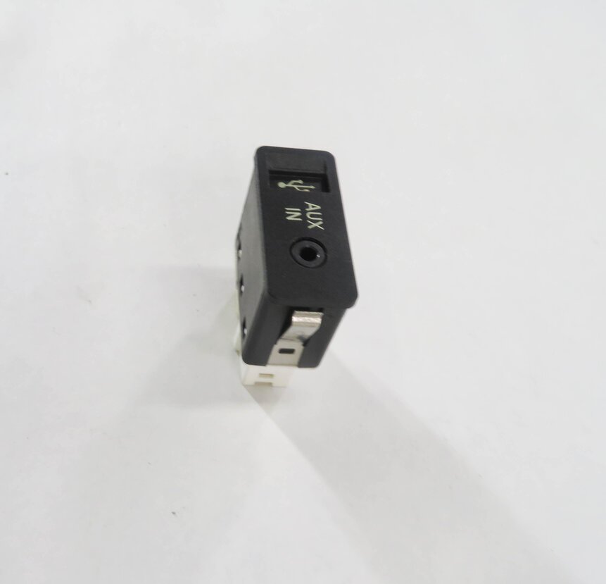 Thumbnail 2: 2011 BMW 750i (F01) RADIO STEREO AUX AUXILIARY AUDIO IN INPUT JACK w/ USB