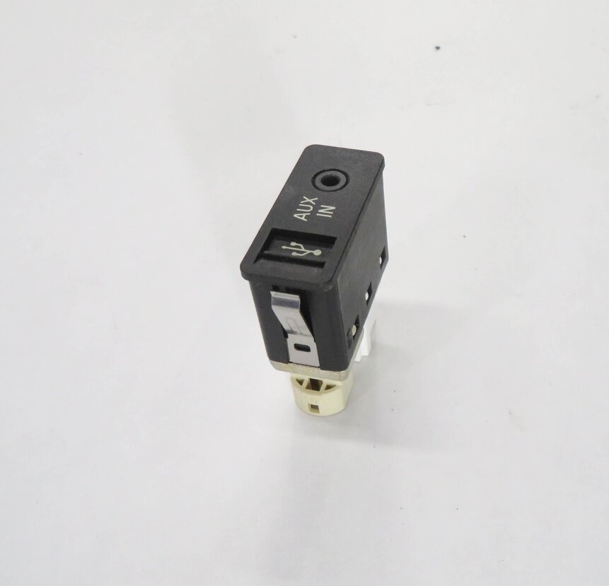 Thumbnail 3: 2011 BMW 750i (F01) RADIO STEREO AUX AUXILIARY AUDIO IN INPUT JACK w/ USB