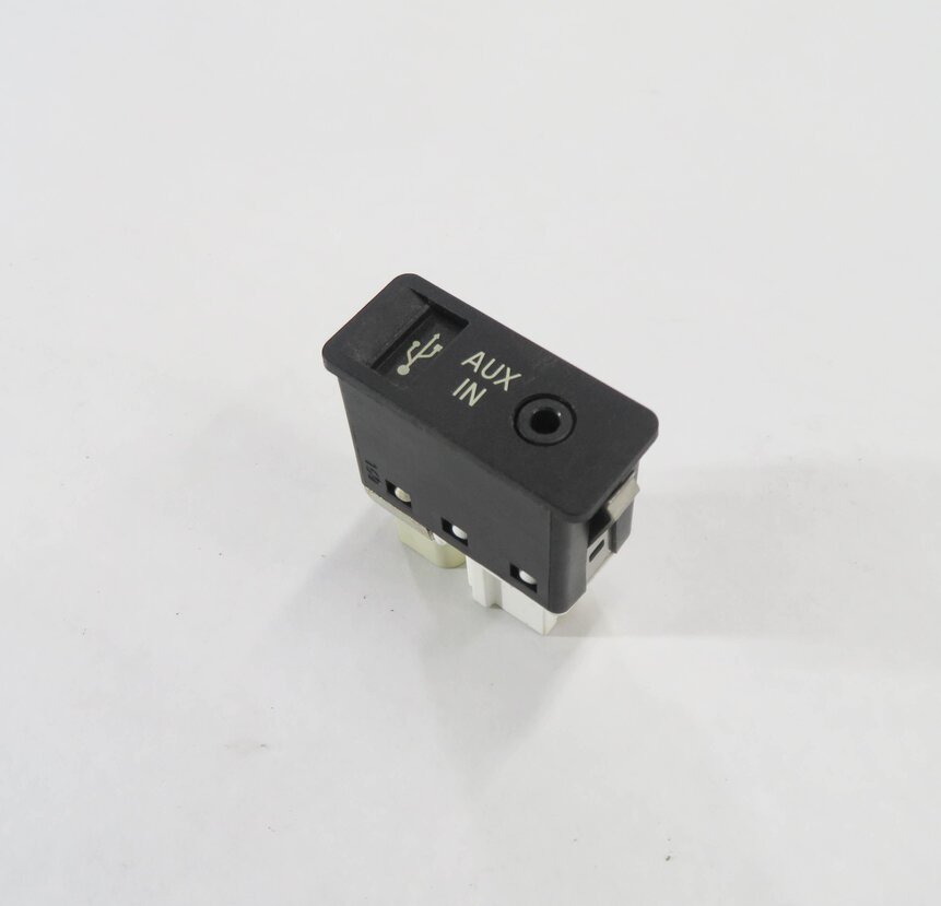 Thumbnail 7: 2011 BMW 750i (F01) RADIO STEREO AUX AUXILIARY AUDIO IN INPUT JACK w/ USB