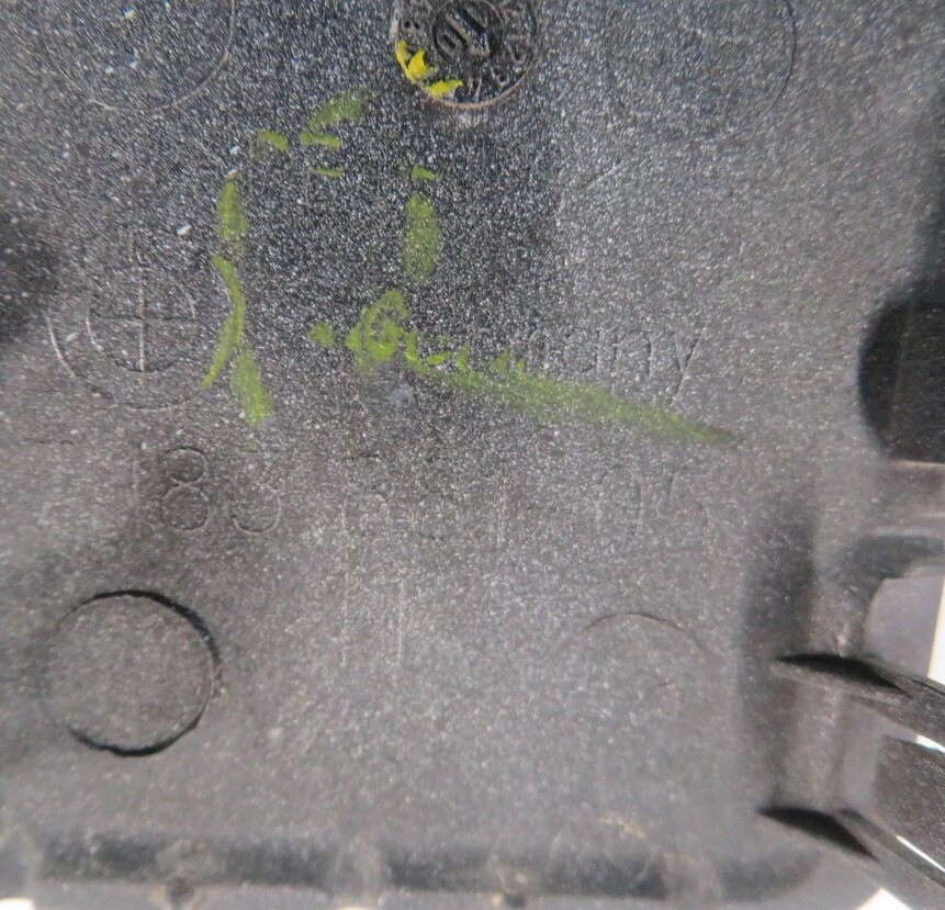 Thumbnail 7: 2011 BMW 750i (F01) REAR TOWING EYE TOW HOOK COVER TRIM CAP (MINERAL WHITE A96)