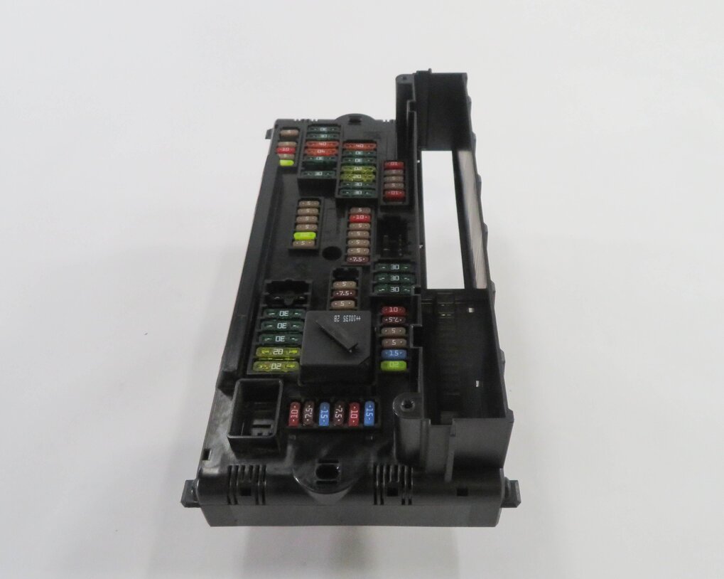 Thumbnail 2: 2011 BMW 750i (F01) FRONT POWER DISTRIBUTION FUSE BOX