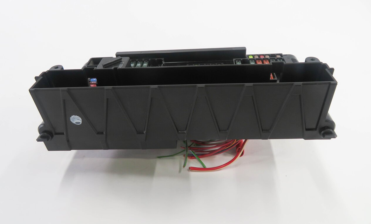 Thumbnail 3: 2011 BMW 750i (F01) FRONT POWER DISTRIBUTION FUSE BOX
