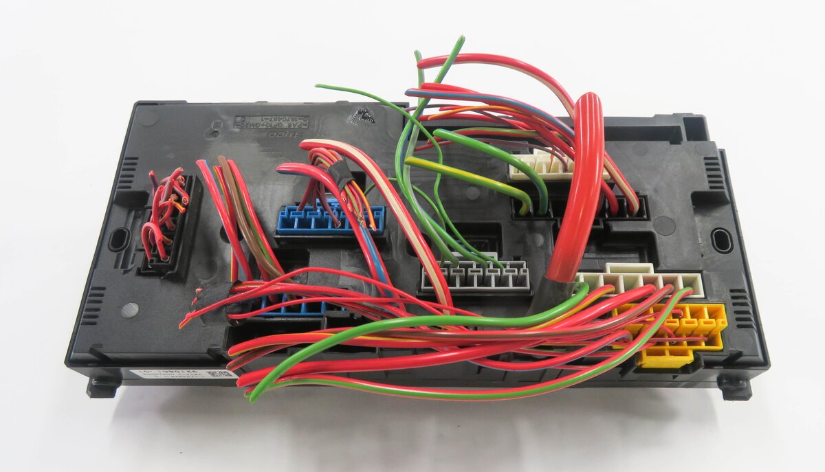 Thumbnail 4: 2011 BMW 750i (F01) FRONT POWER DISTRIBUTION FUSE BOX
