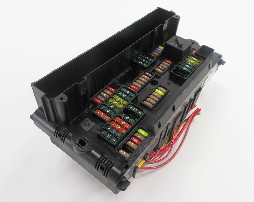 Thumbnail 6: 2011 BMW 750i (F01) FRONT POWER DISTRIBUTION FUSE BOX
