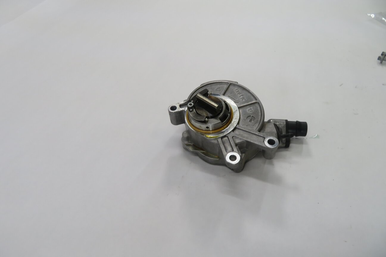 Thumbnail 4: 2010-2017 BMW 550i 650i 750i M5 M6 X5 X6 - 4.4L V8 TWIN TURBO BRAKE VACUUM PUMP