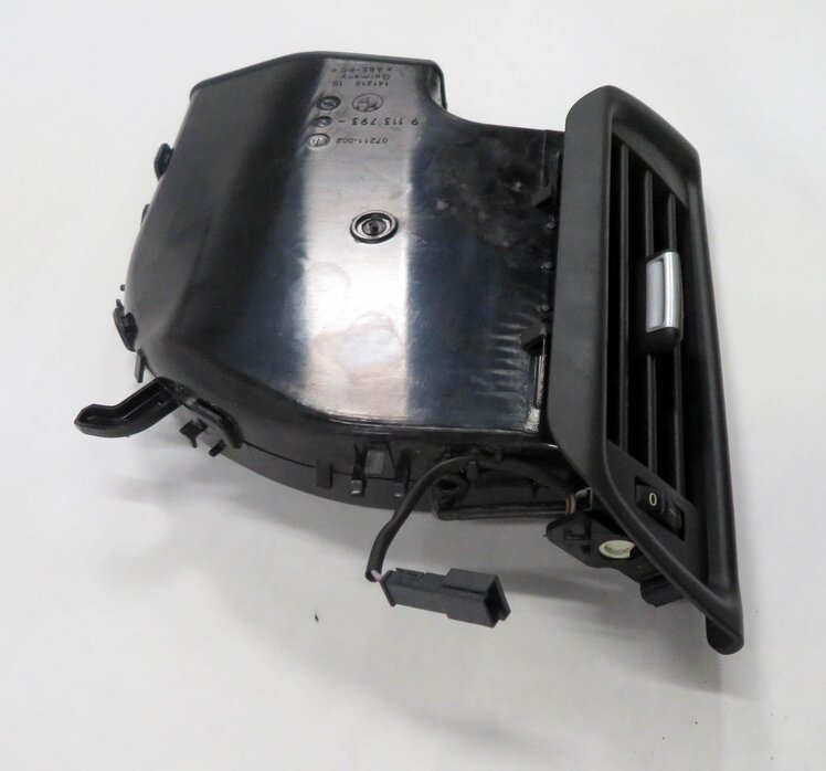 Thumbnail 4: 2014 BMW 750i (F01) LEFT REAR PILLAR HEATER A/C AIR VENT