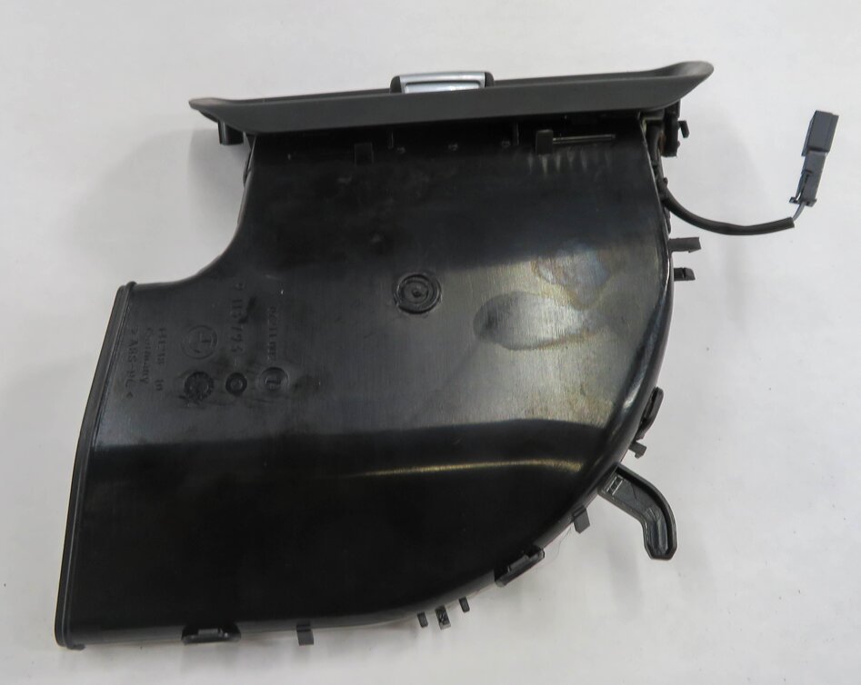 Thumbnail 5: 2014 BMW 750i (F01) LEFT REAR PILLAR HEATER A/C AIR VENT