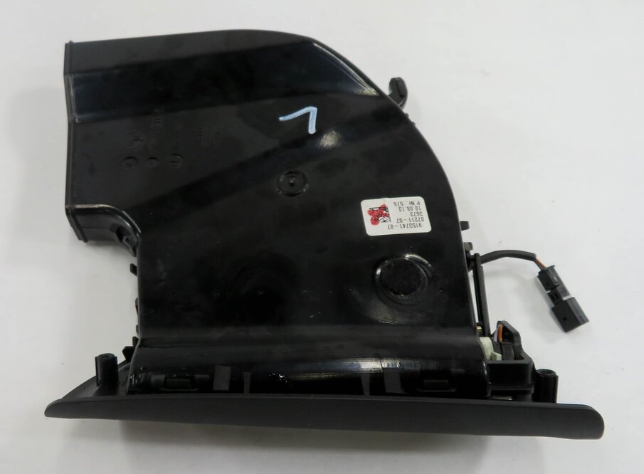 Thumbnail 6: 2014 BMW 750i (F01) LEFT REAR PILLAR HEATER A/C AIR VENT
