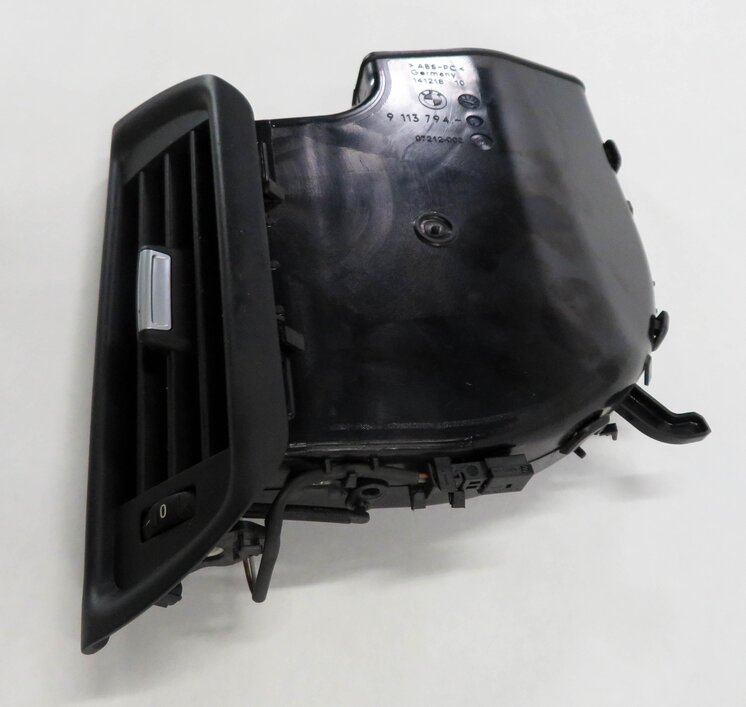 Thumbnail 3: 2014 BMW 750i (F01) RIGHT REAR PILLAR HEATER A/C AIR VENT