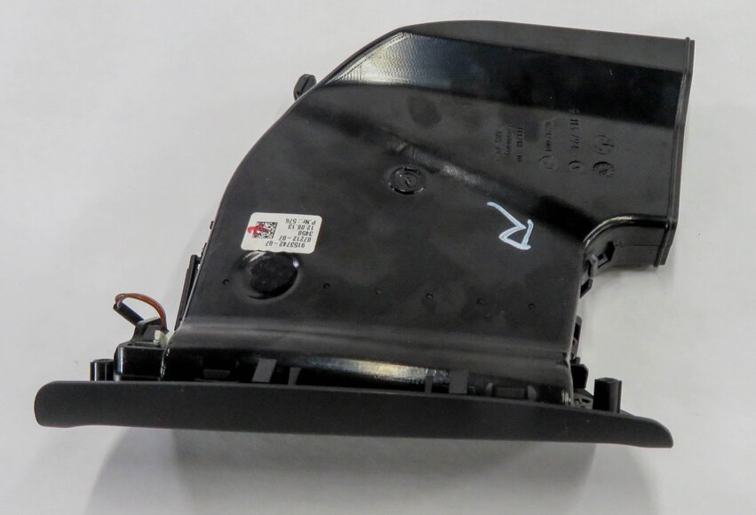 Thumbnail 6: 2014 BMW 750i (F01) RIGHT REAR PILLAR HEATER A/C AIR VENT