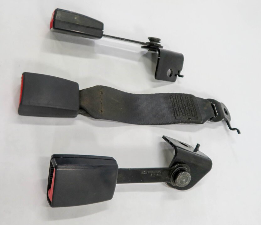 Thumbnail 4: 2014 BMW 750i (F01) REAR SEAT SEATBELT BUCKLE RECEIVER SET-3 (BLACK)